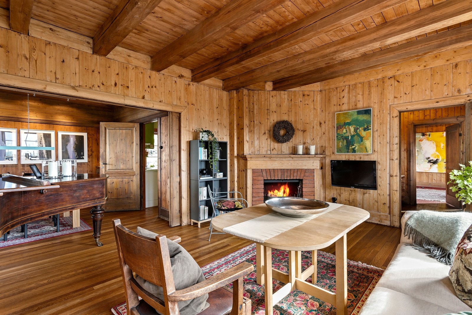 Romslig stue med peis - flotte takbjelker og mange autentiske detaljer fra byggeår. Galleribilde