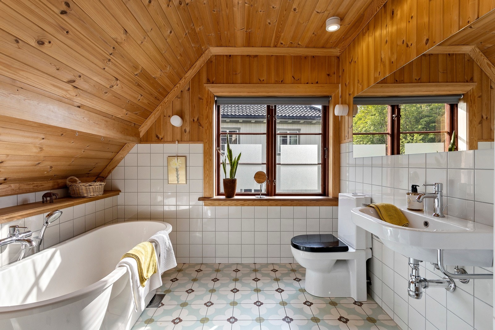 Hyggelig, flislagt bad i 2.etg. n/varmekabler, badekar, wc og servant. Galleribilde