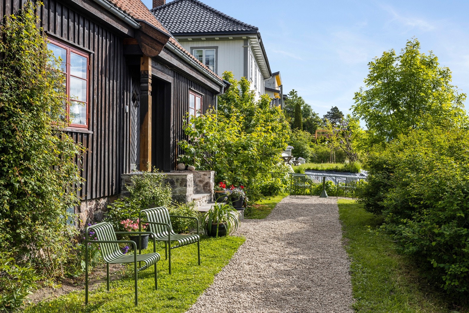Idyllisk hage og inngangsparti. Galleribilde
