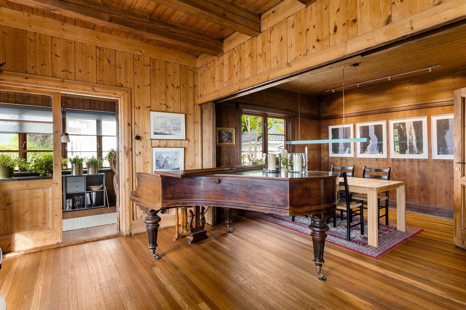 Flott stue som har soner for både salong, spisestue og lesekrok. Galleribilde