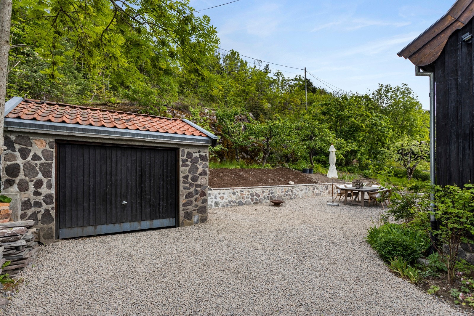 Pent uteområde - her med en fin garasje. Galleribilde