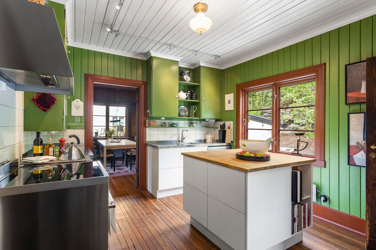 Kjøkken - her er nytt og gammelt tilpasset i tråd med husets identitet. Galleribilde