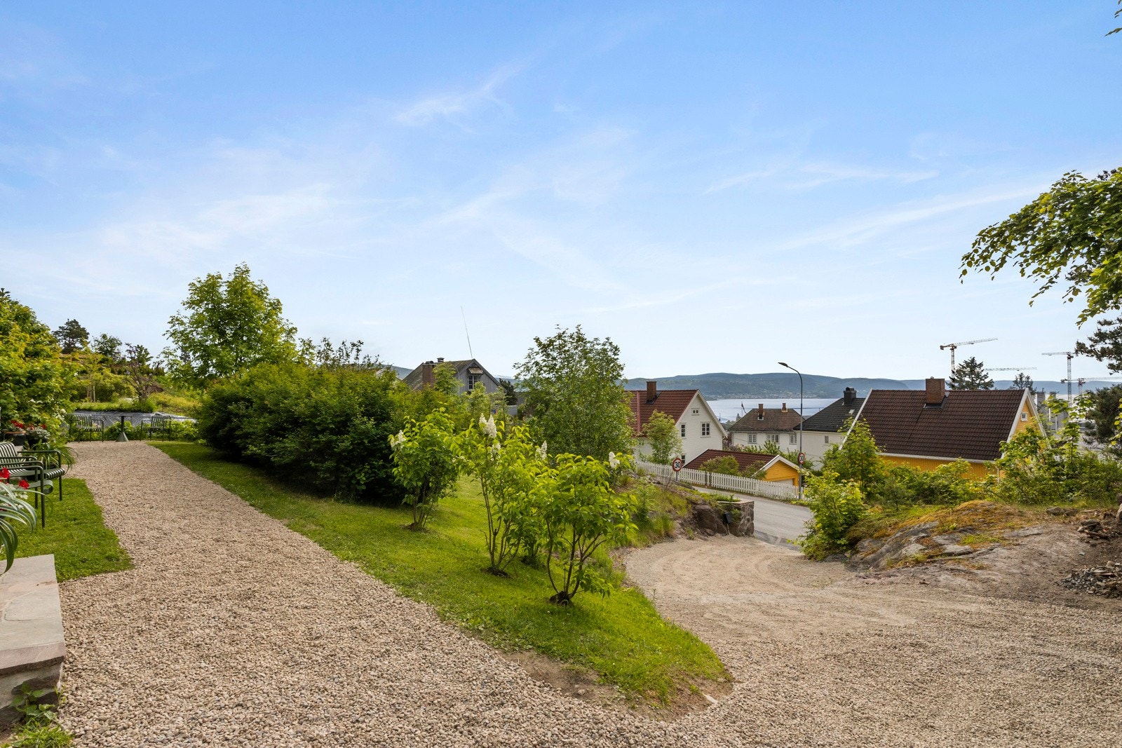 Eiendommens adkomst fra Løkkebergveien. Galleribilde