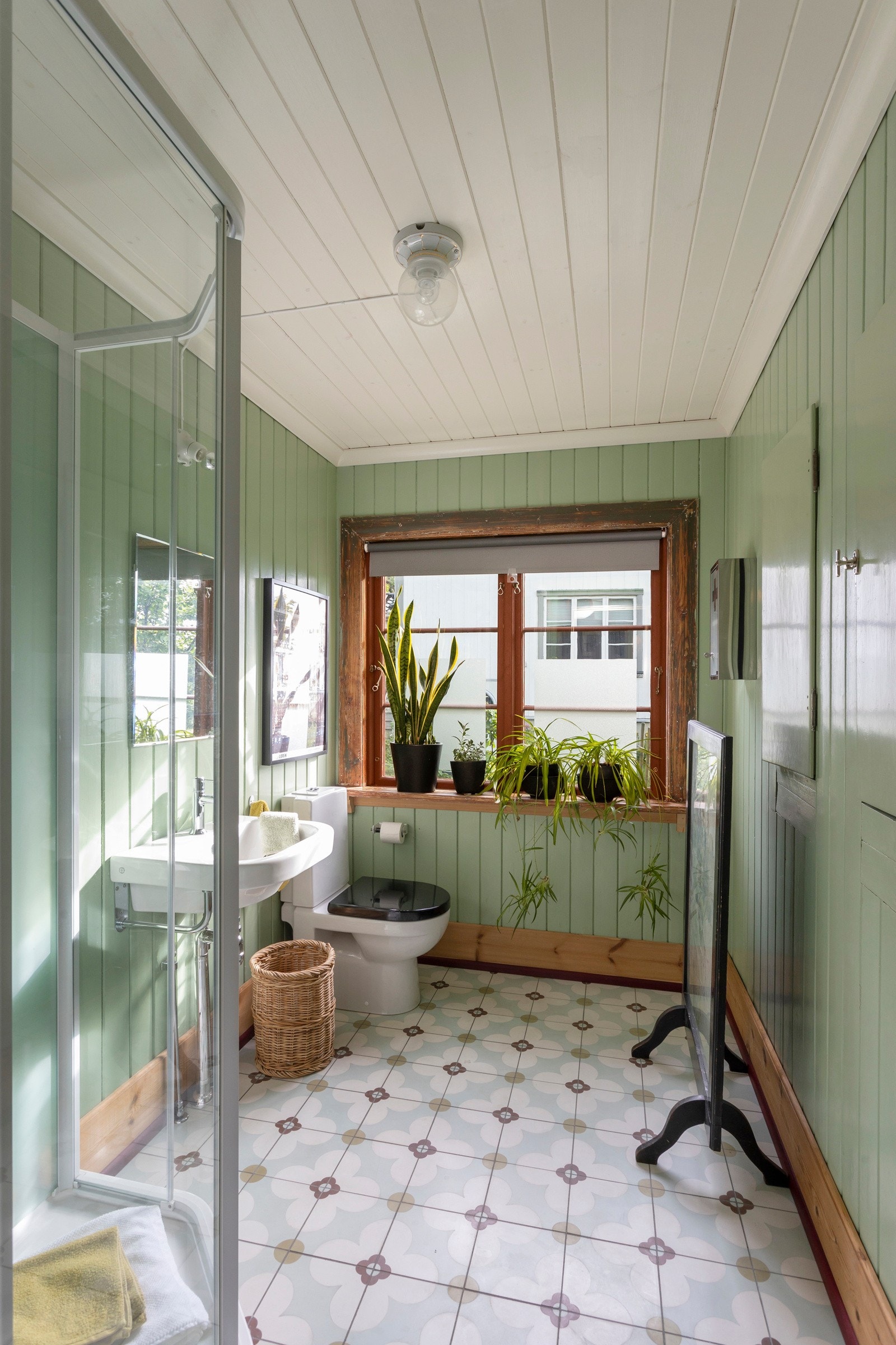 Hyggelig bad m/varmekabler, dusjkabinett, wc og servant. Galleribilde