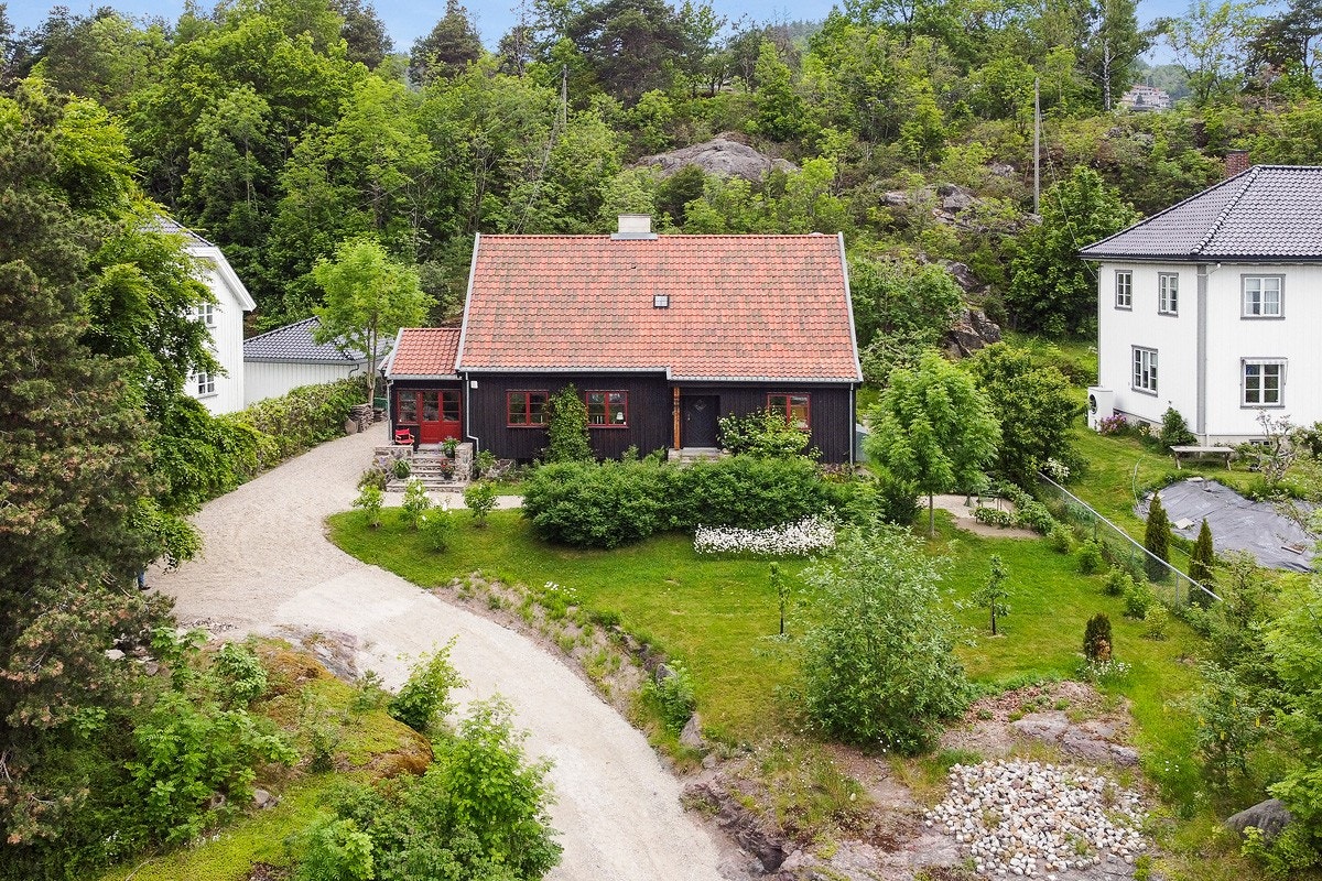 Flott enebolig med garasje på Toppenhaug med nydelig fjordutsikt og gangavstand til det meste. Galleribilde