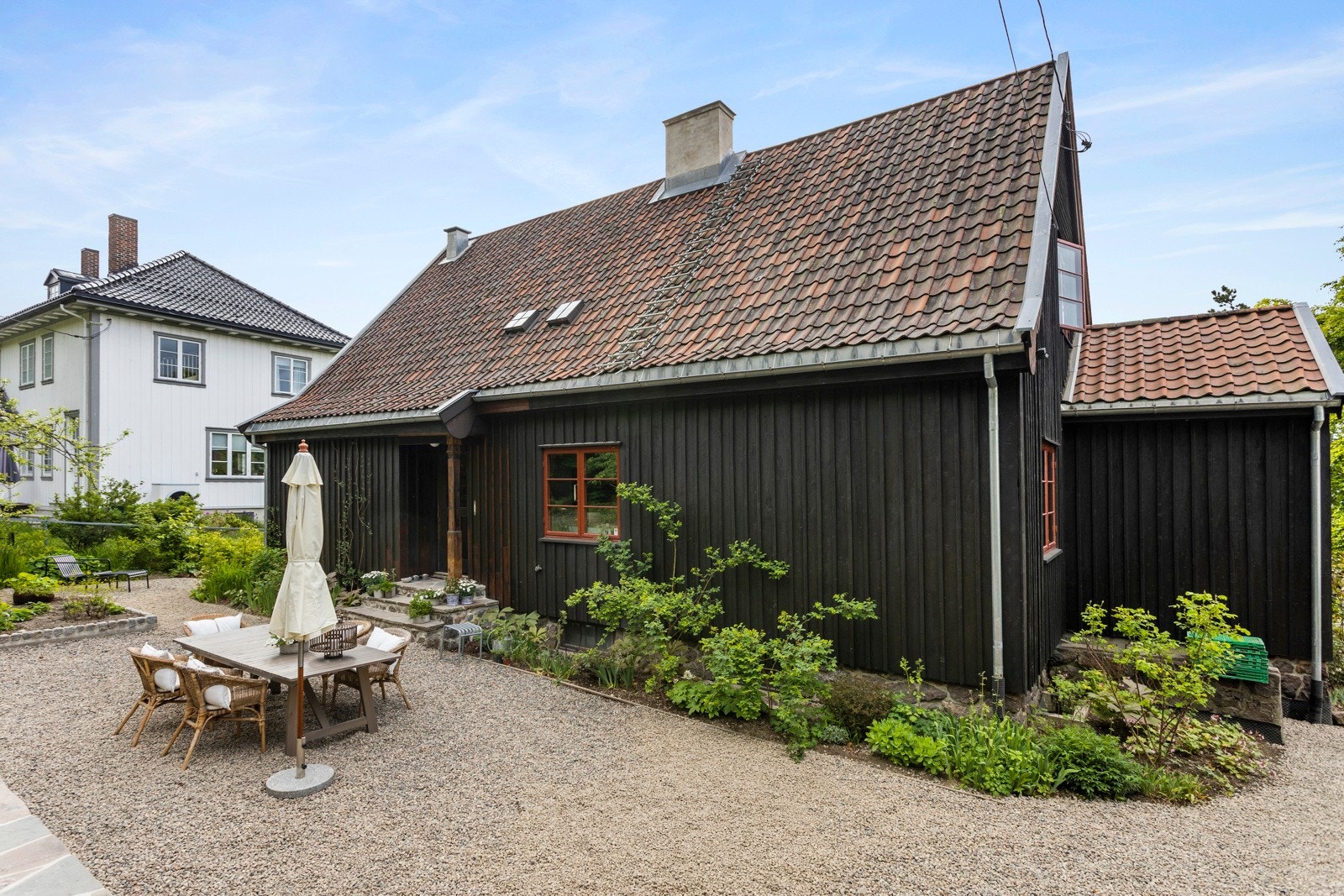 Fine muligheter for usjenerte oppholdssoner ute - her fra bakhagen. Galleribilde