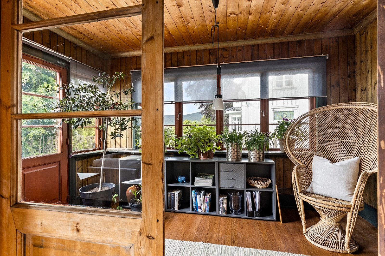 Lys og hyggelig vinterhage med utgang til hagen. Galleribilde