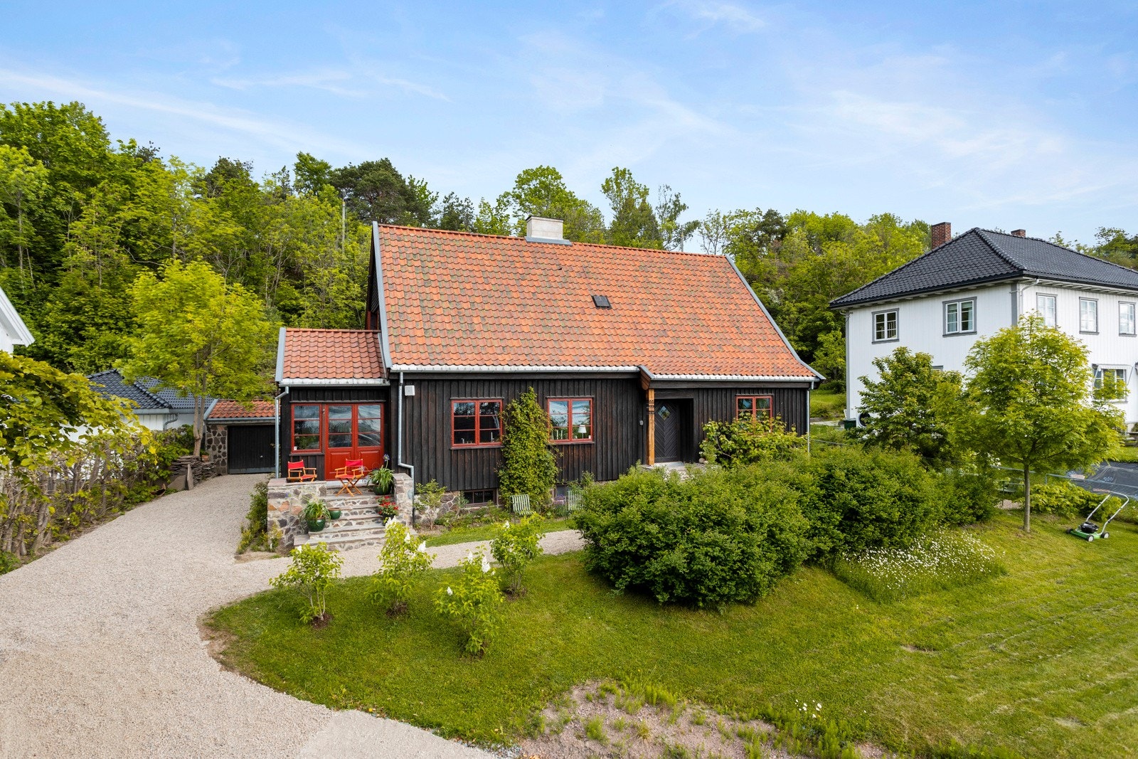 Flott enebolig med garasje på Toppenhaug med nydelig fjordutsikt og gangavstand til det meste. Galleribilde