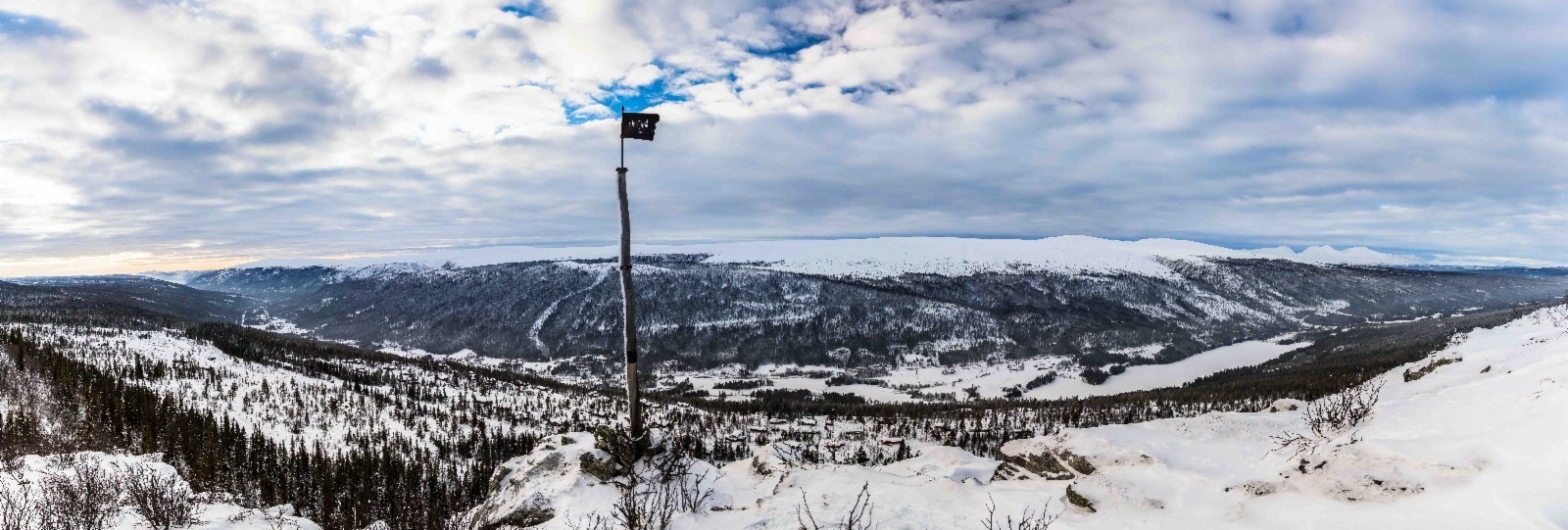 Panoramabilde av Solheim Hyttegrend og vestfjella i bakgrunnen. Galleribilde