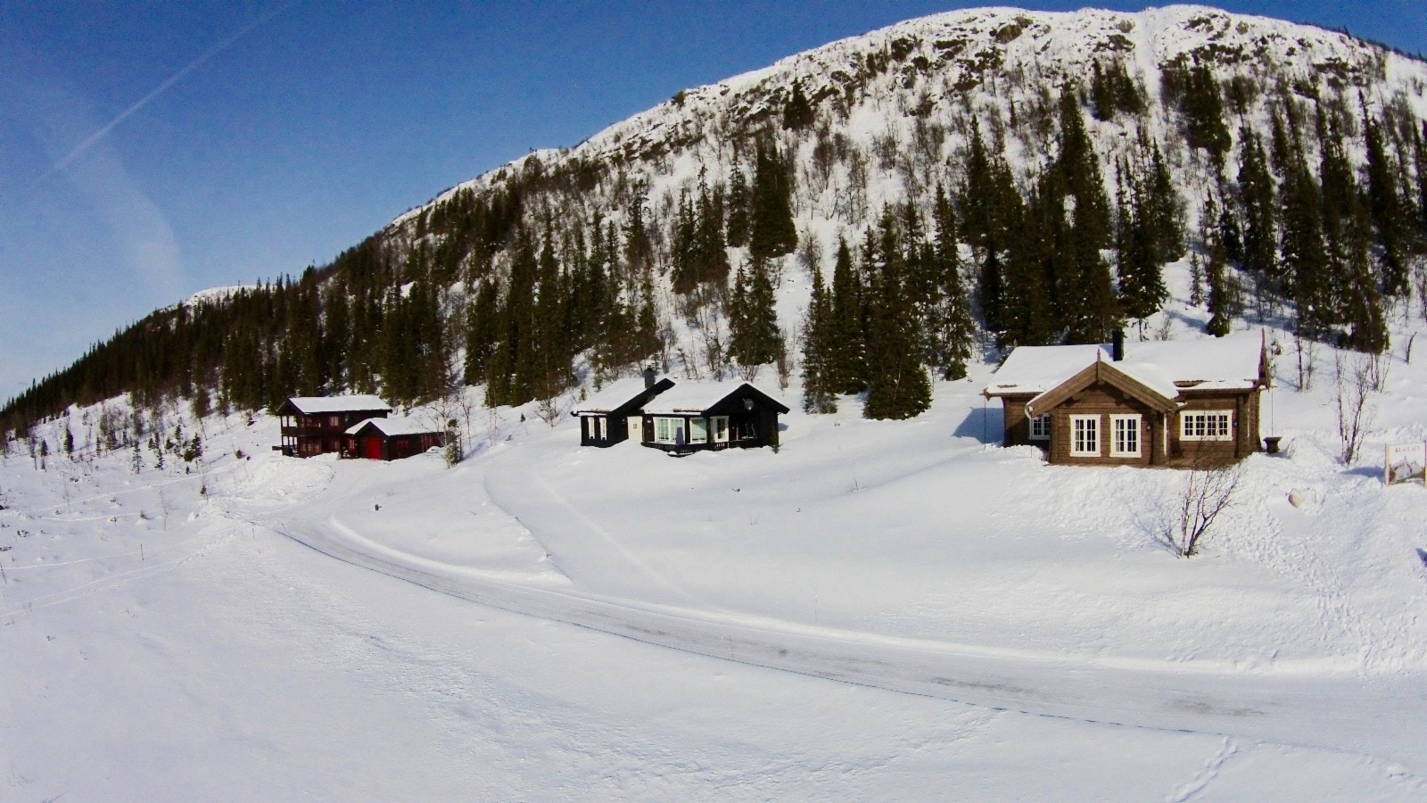 Dronebilde fra øverste del av hyttefeltet, sett mot nord-øst. Tomtene ligger i ly av fjellet "Hundskampen". Galleribilde
