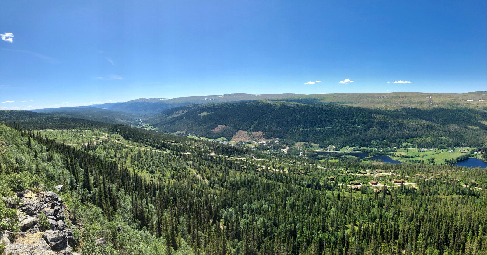Storslagen utsikt fra store selveiertomter med høystandard i Solheim Hyttegrend. Ny og moderne infrastruktur! Galleribilde