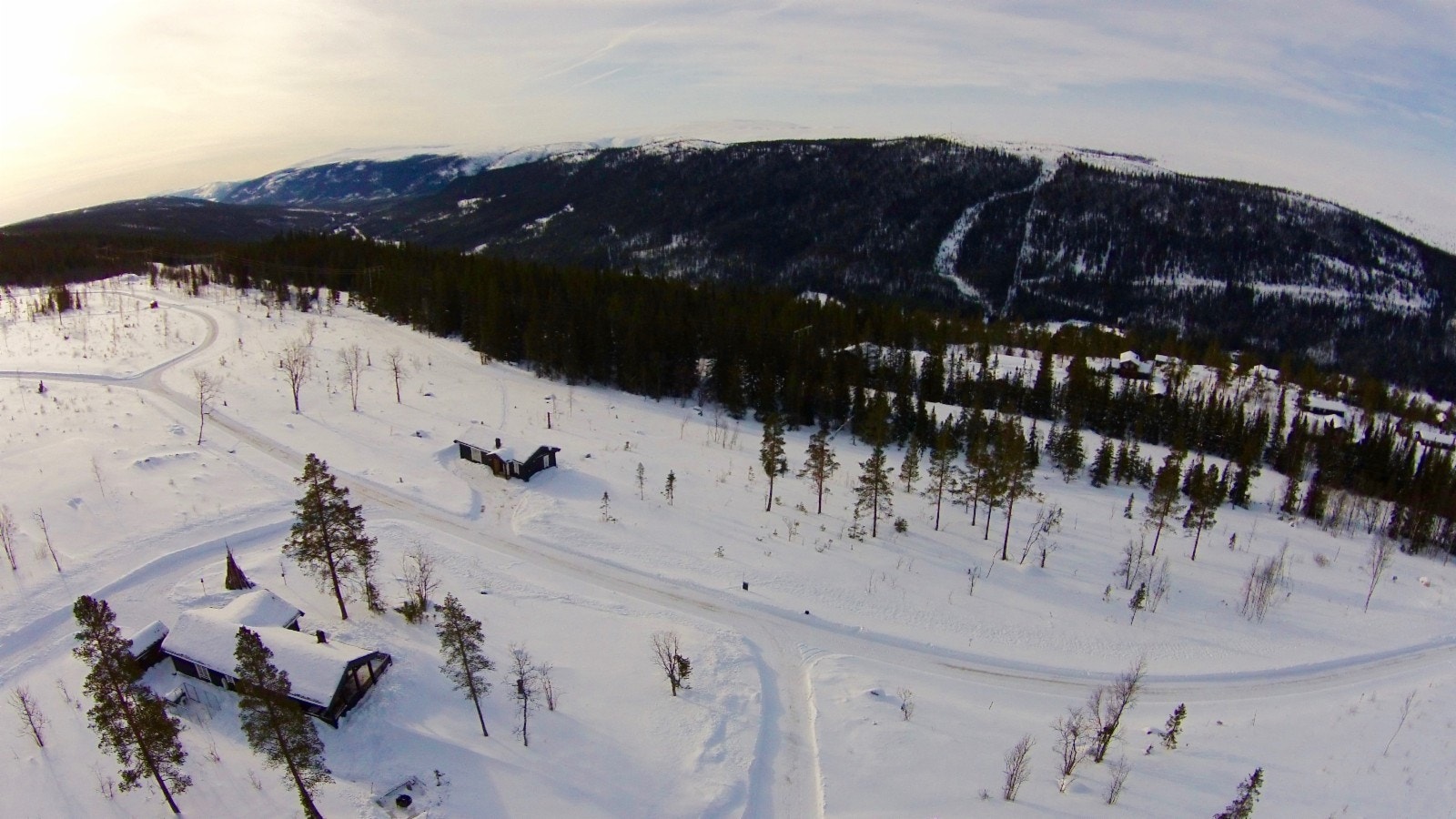 Dronebilde fra øverste del av hyttefeltet, sett mot sør-vest. Galleribilde