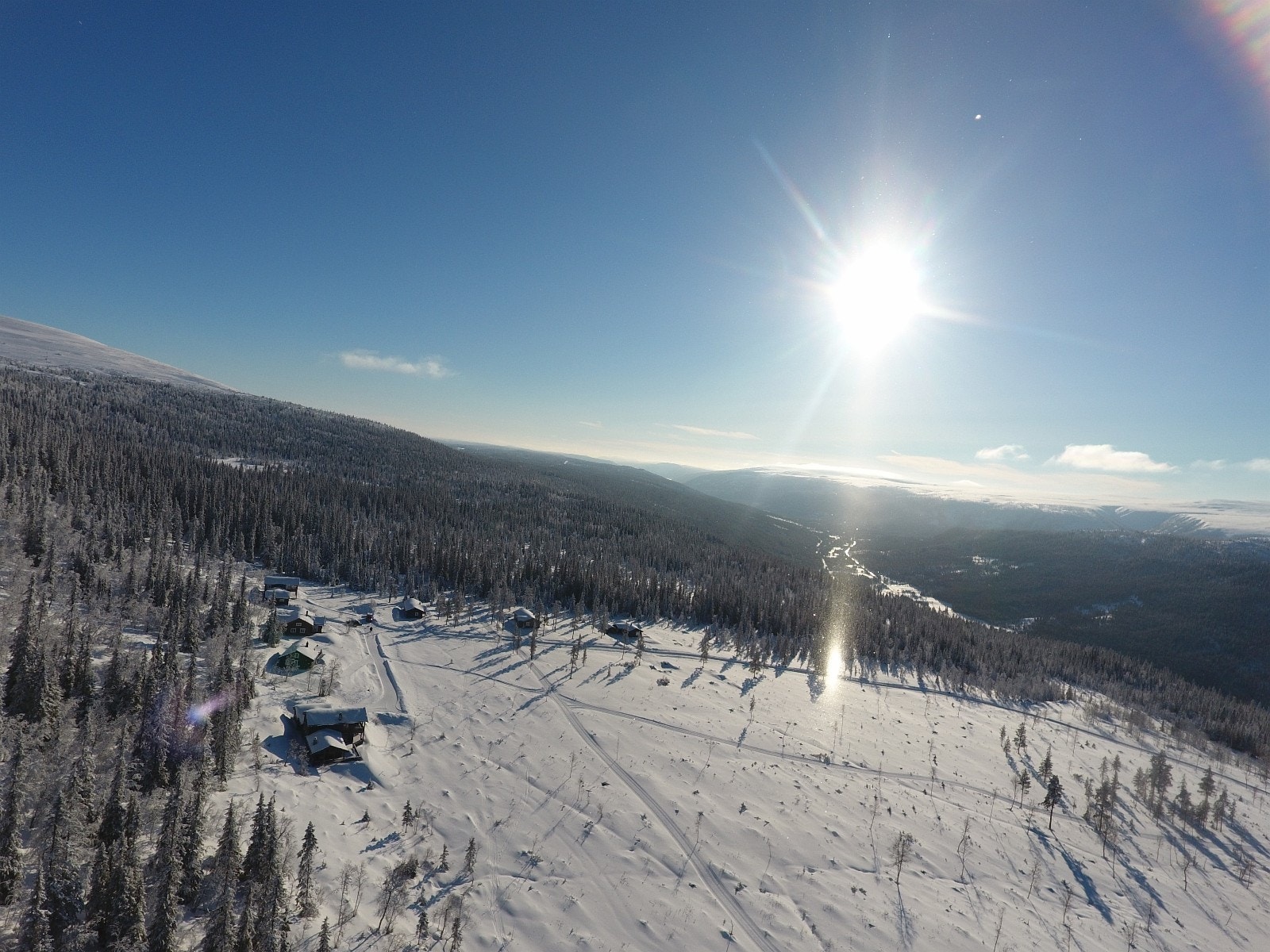Storslagen utsikt mot sør. Skiløypenettet kommer også gjennom tomteområdet. Galleribilde