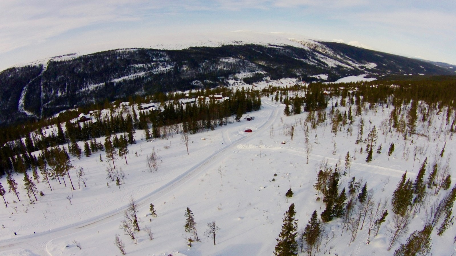 Dronebilde fra øverste del av hyttefeltet, sett mot vest (nedre del/trinn 1) sees nedenfor. Galleribilde