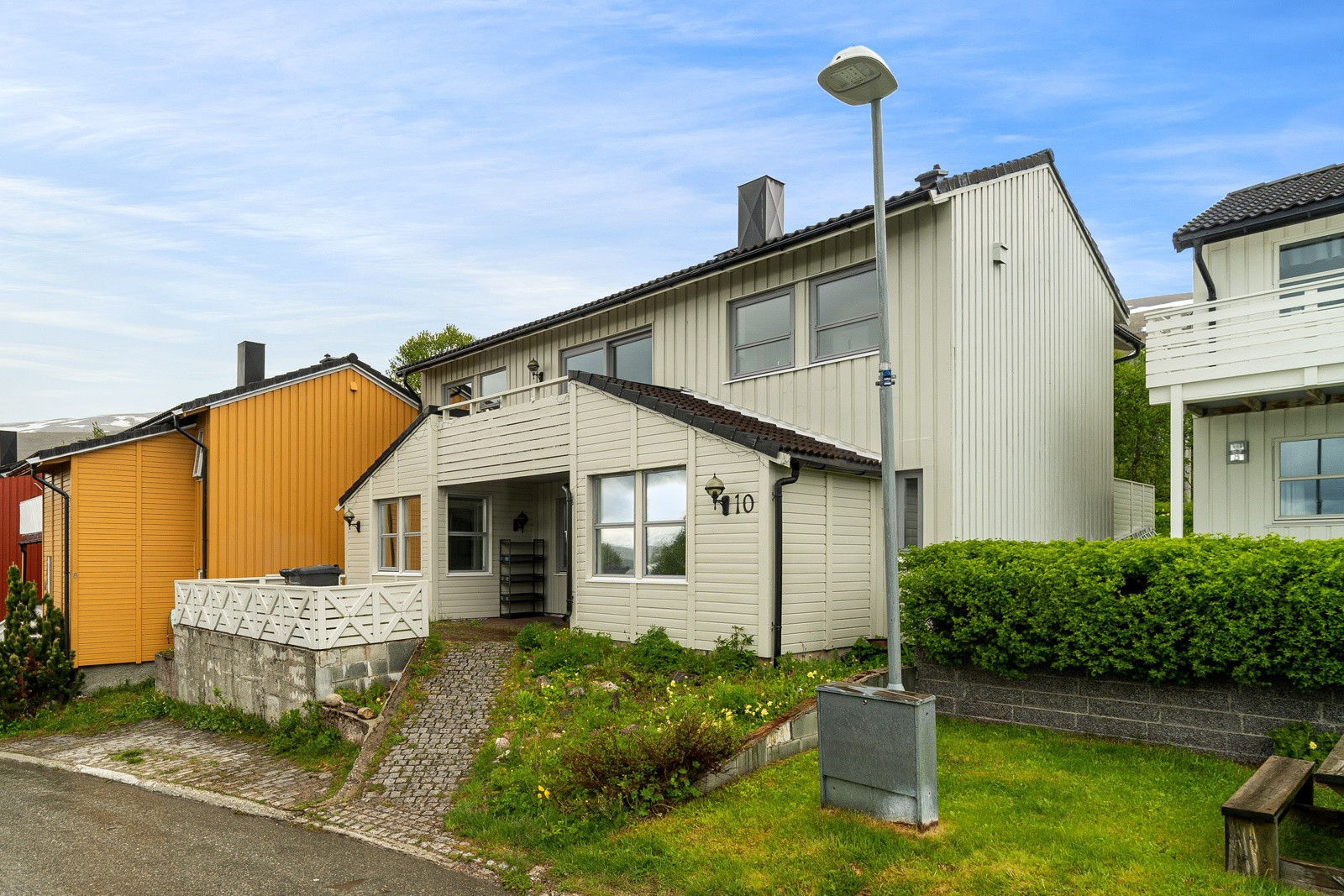 Eiendommen ligger fint og barnevennlig til i en gate uten gjennomgangstrafikk. Garasjeplass i enden av gata (ca 30 meter unna).