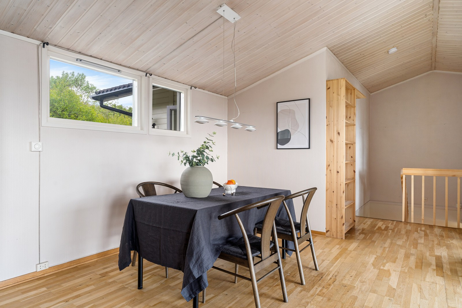 Stuen er møbleringsvennlig og her har du naturlige soner for både spisebordet og sofagruppen.