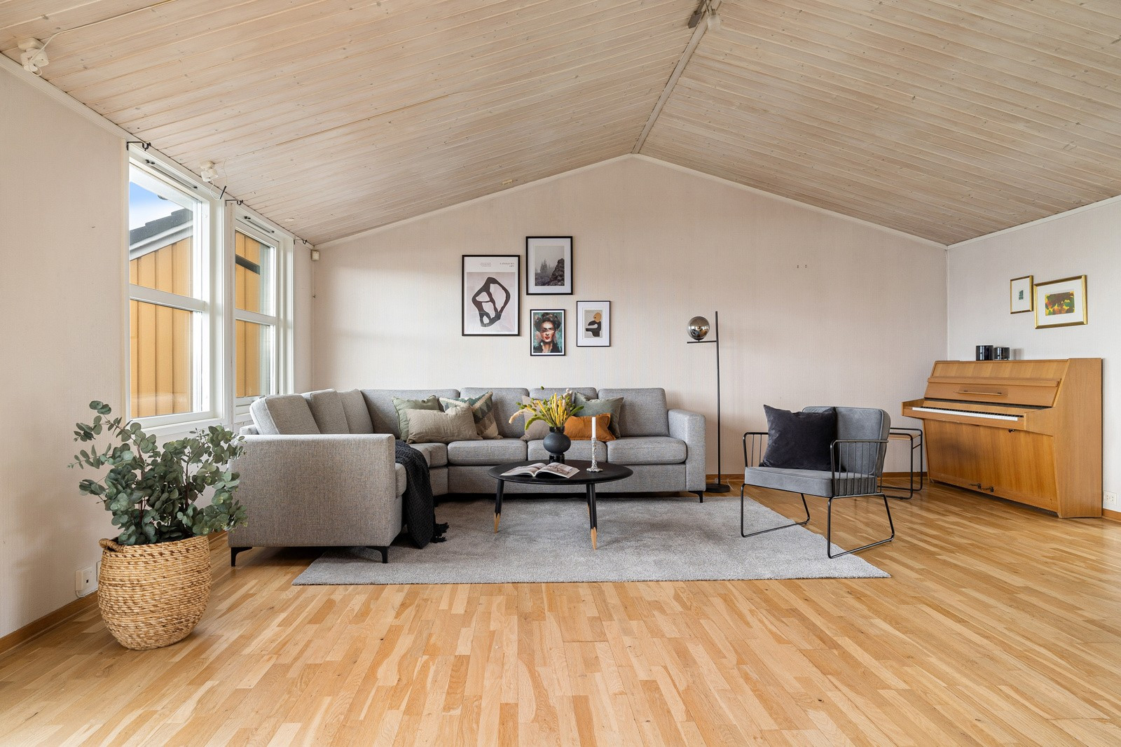 Boligen framstår innholdsrik med store oppholdsrom med god takhøyde og mye lysinnslipp.