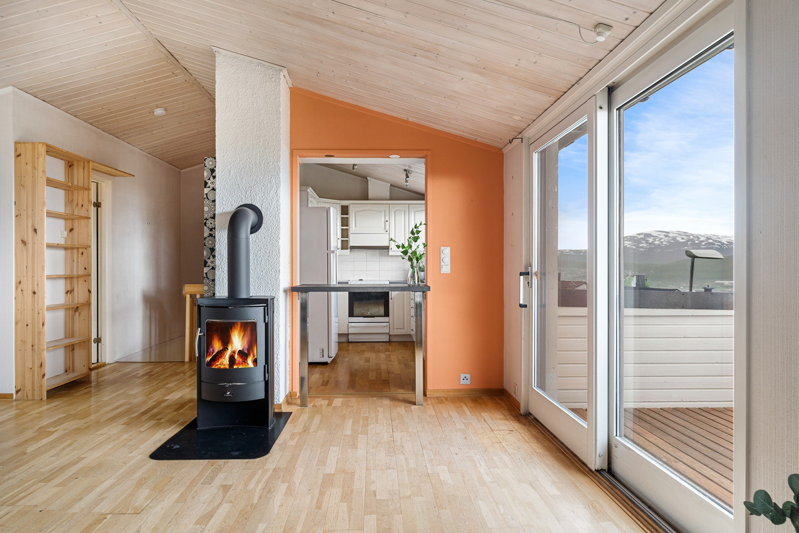 Store skyvedører forlenger stuen på de fineste dagene og slipper inn rikelige mengder med naturlig lys.