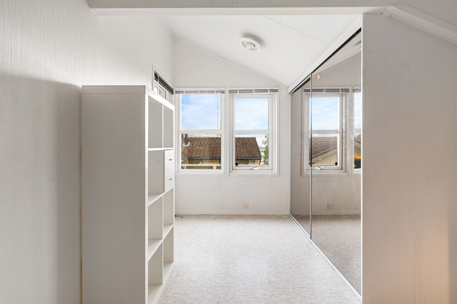 Hovedsoverommet har egen walk-in garderobesone med meget god oppbevaringsplass.