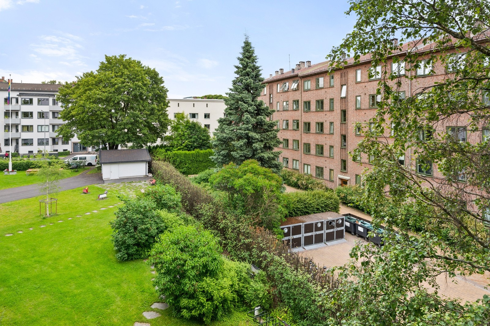 Alle tre soverom vender ut mot rolige fellesarealer uten biltrafikk. Galleribilde