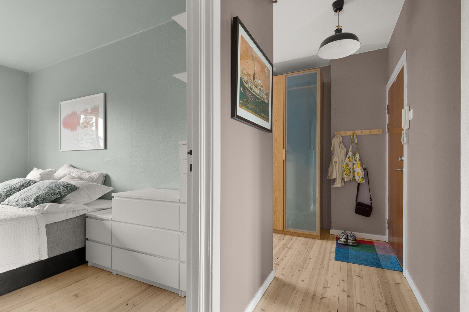 Leiligheten inneholder totalt tre soverom hvor alle er fine rom som vender ut mot rolige fellesarealer uten biltrafikk. Galleribilde