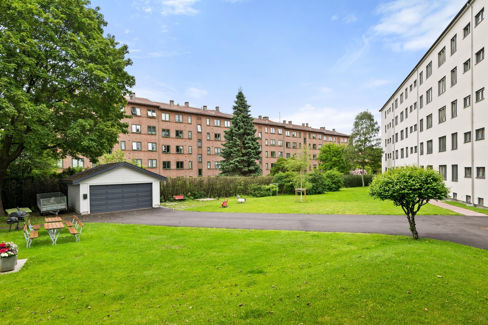 Tomten og bakgården er spesielt pent opparbeidet og beplantet med grønne plener, planter, sittegrupper, griller og felles gangvei samt flere lekeapparater for barn. Galleribilde