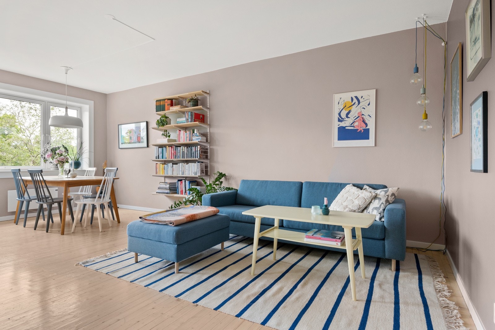 Stuen er det naturlige oppholdsrommet i leiligheten, og er et stort, lyst og fint rom. Galleribilde