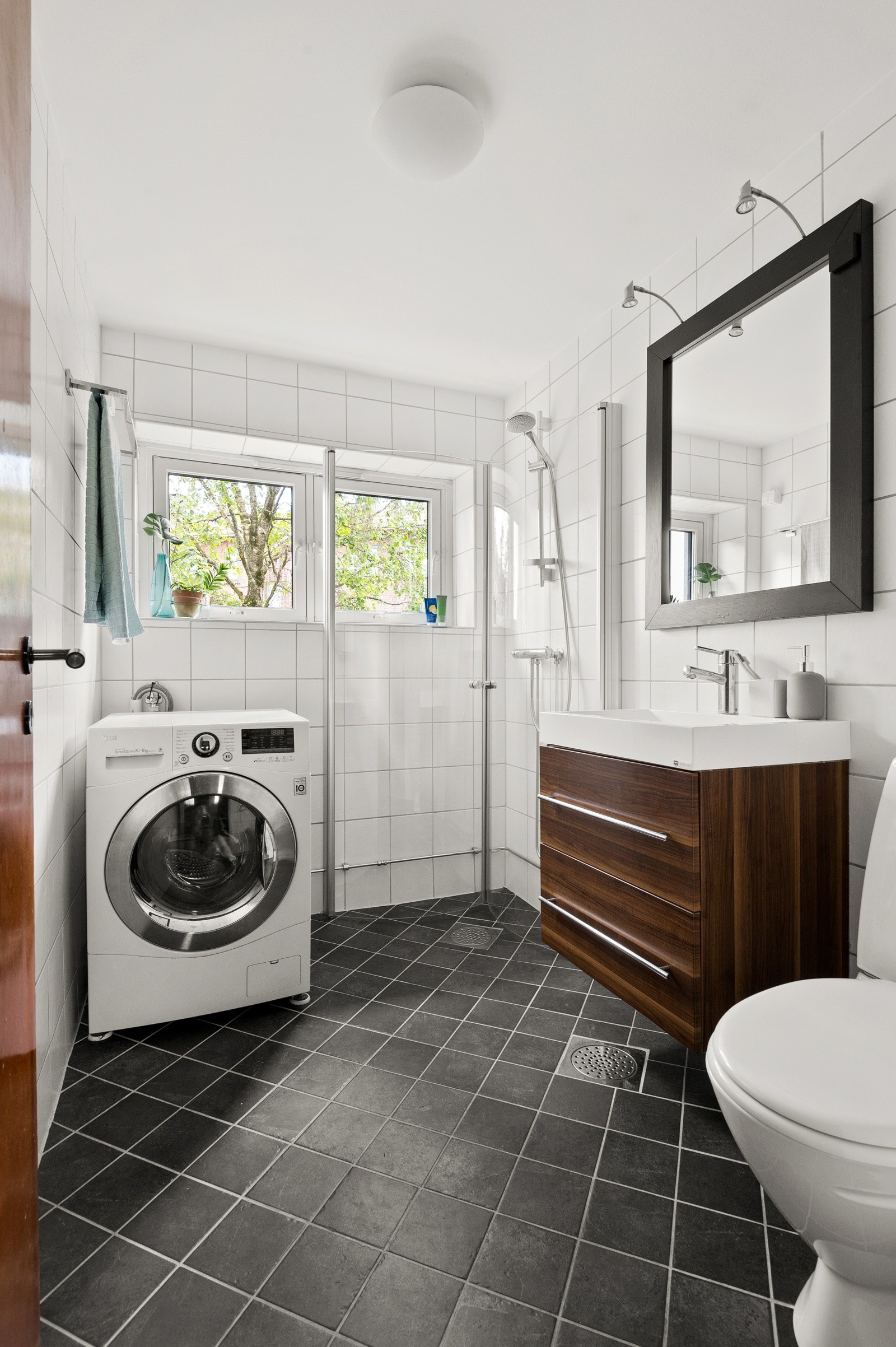 Leiligheten har et lyst og moderne flislagt baderom som ble pusset opp i regi av brl. i 2007. Galleribilde