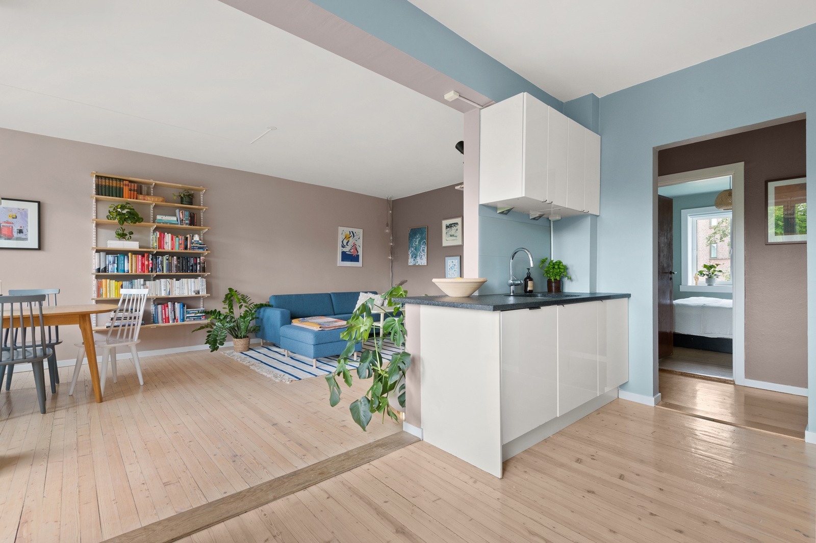 Integrerte hvitevarer som stekeovn fra 2021, induksjonstopp fra 2016, oppvaskmaskin fra 2022 og kjøleskap med frysedel. Galleribilde