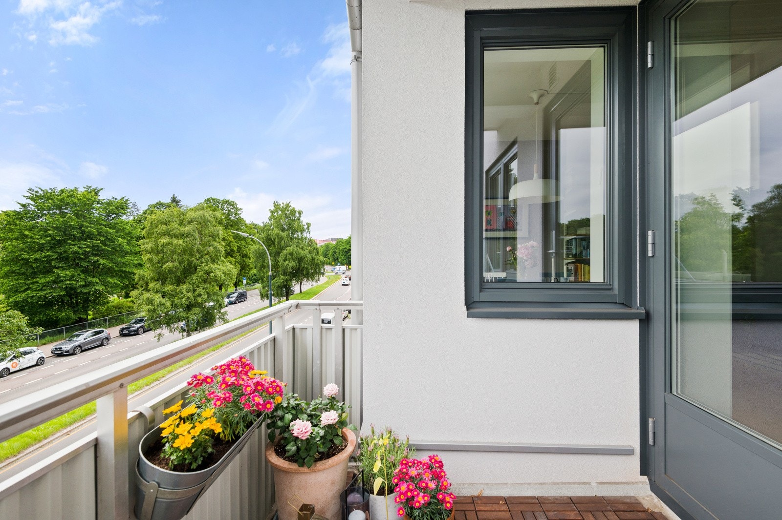 Beliggenheten i byggets 3. etasje og mot vest sørger for gode solforhold til sent på kveld. Galleribilde