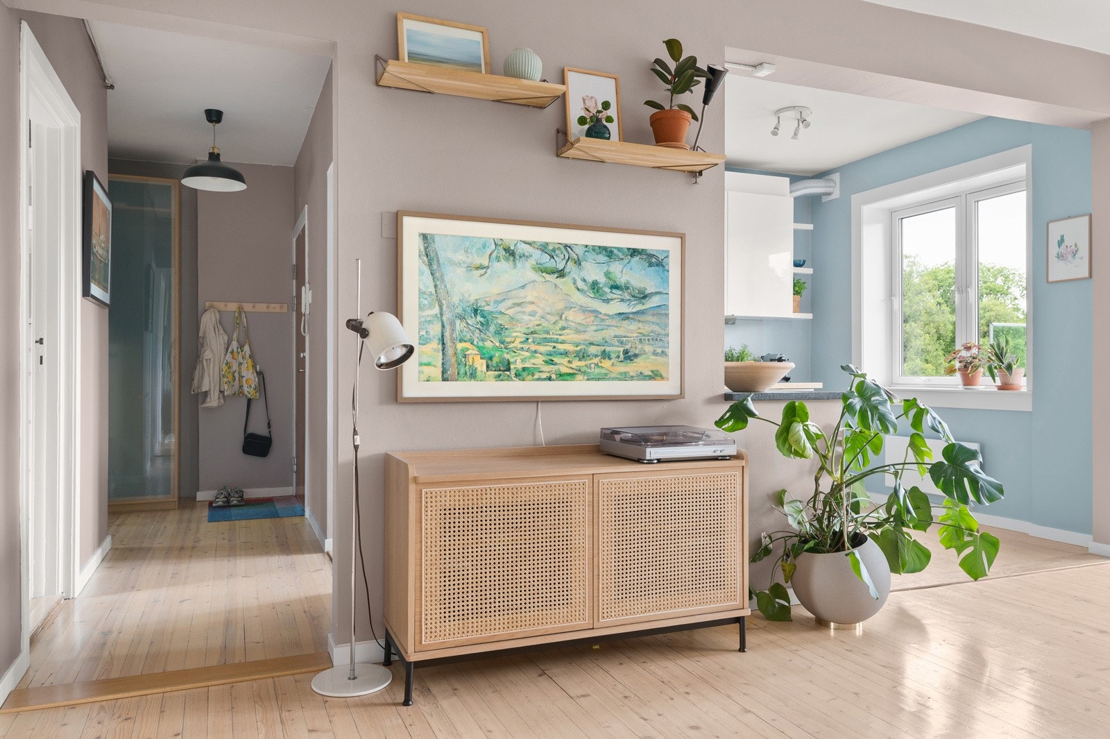 Gjennomgående god standard med lyse originale tregulv og glatte overflater malt i fine farger i november 2021. Galleribilde