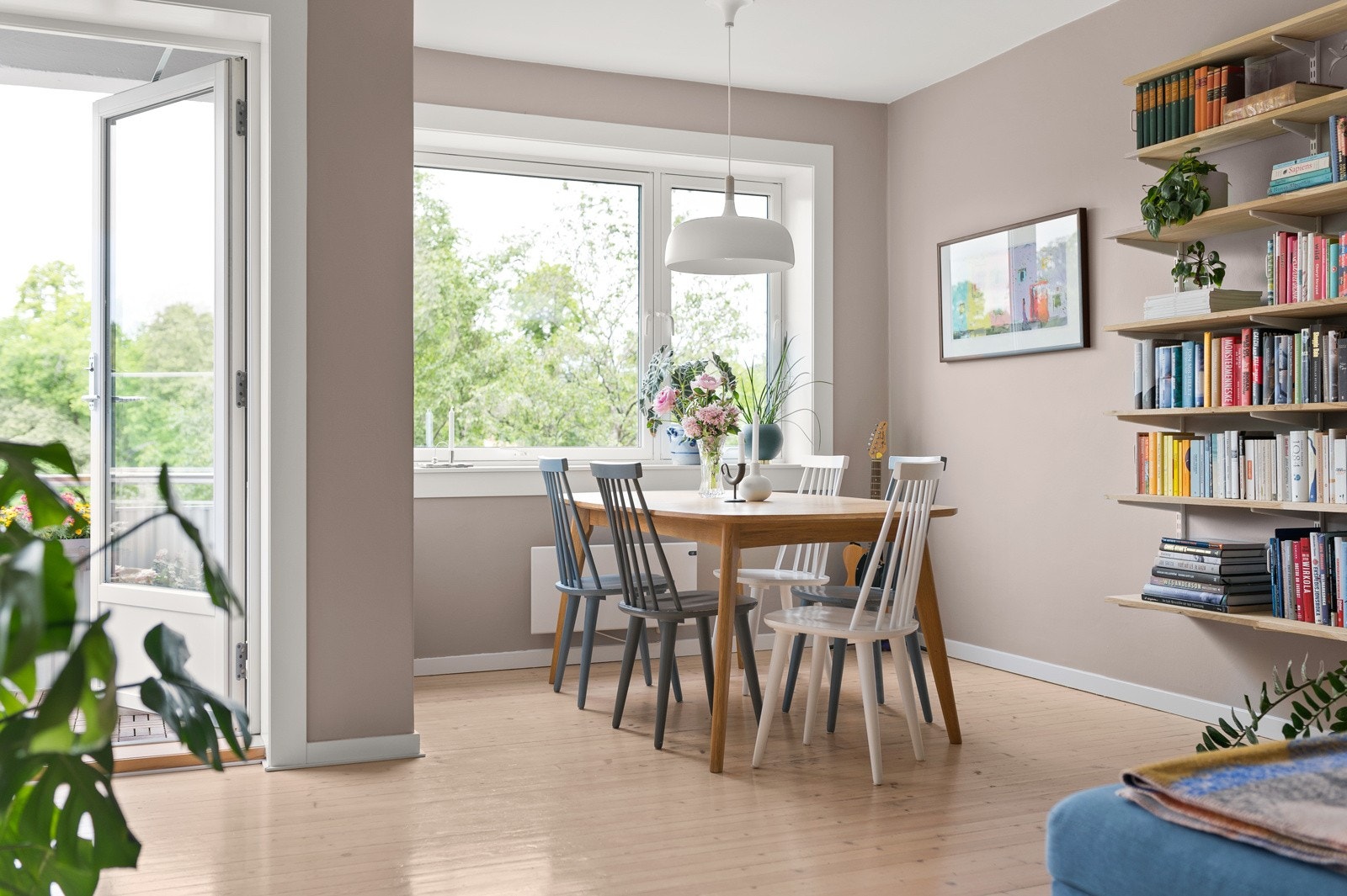 Alle vinduene i leiligheten var nye i 2017, og vinduene på denne siden har støydemping. Galleribilde