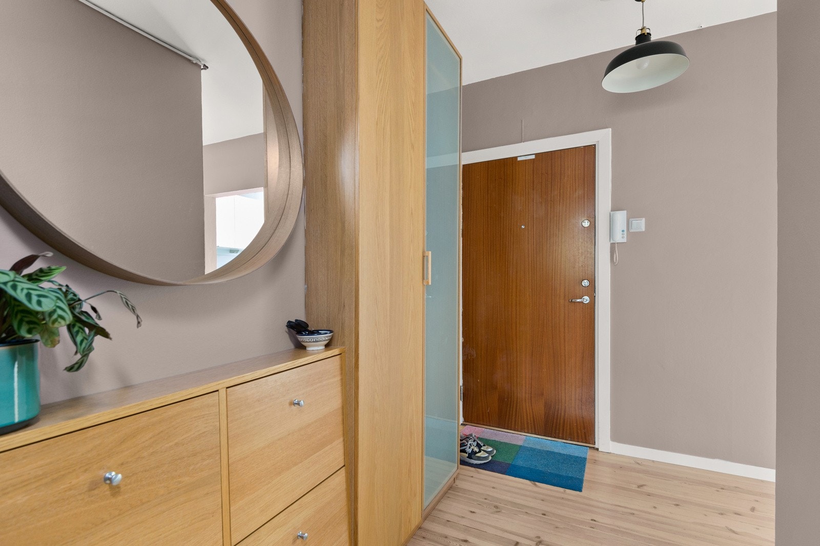 Montert porttelefon på vegg og sikringsskap med automatsikringer i felles trapperom. Galleribilde