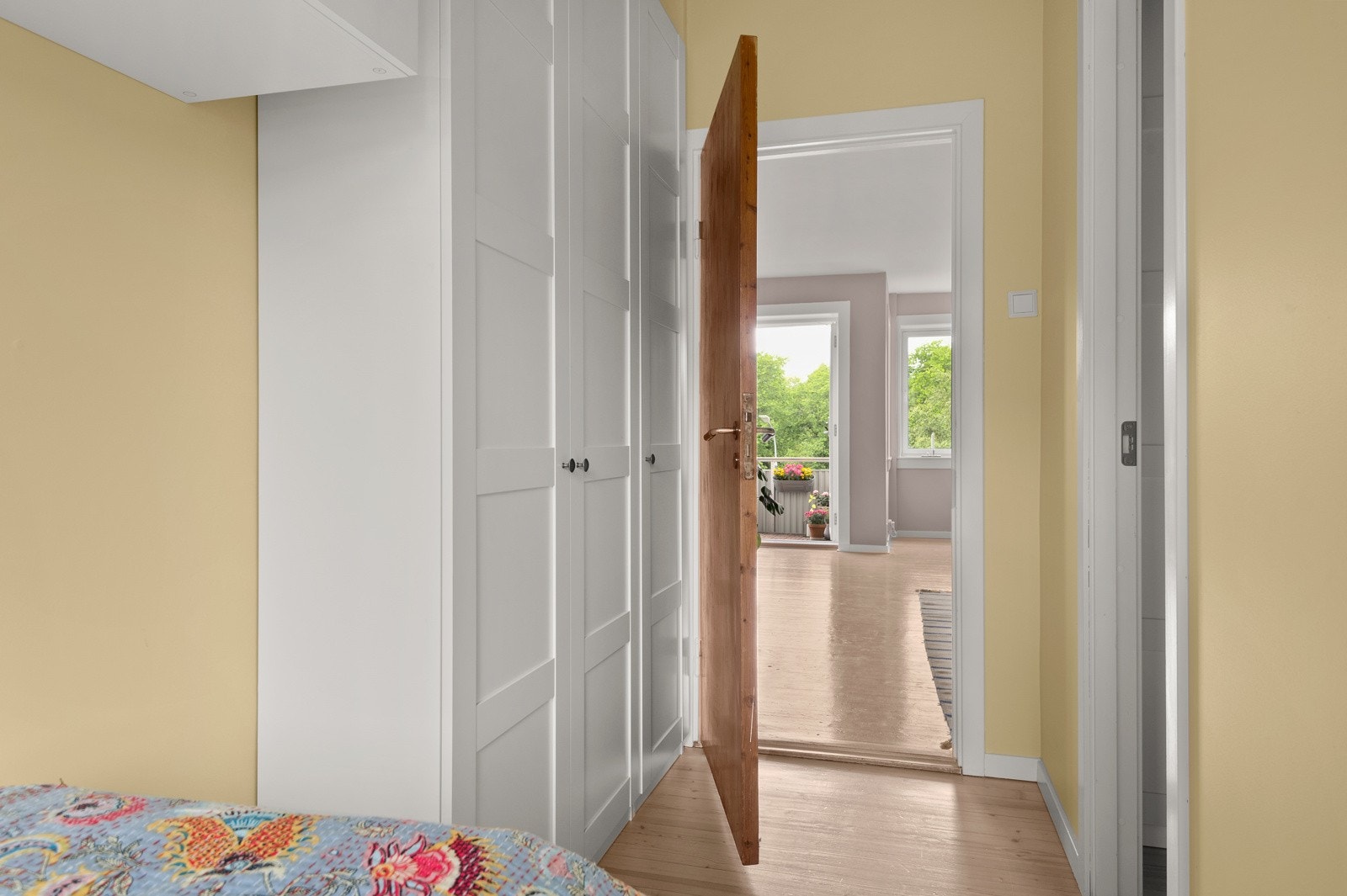 Soverommene har samme gode standard som resten av leiligheten med lyse originale tregulv og glatte overflater malt i 2021. Galleribilde