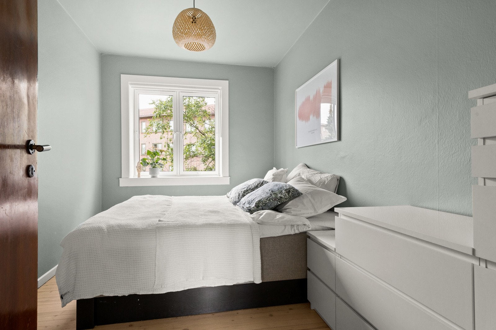 Hovedsoverommet er et lyst og fint soverom av god størrelse. God standard med lyse originale tregulv og glatte overflater malt i en fin farge i 2021. Galleribilde