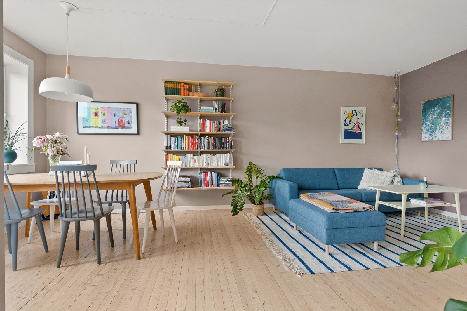 God standard med lyse originale tregulv og glatte overflater malt i en fin varm farge i 2021. Galleribilde