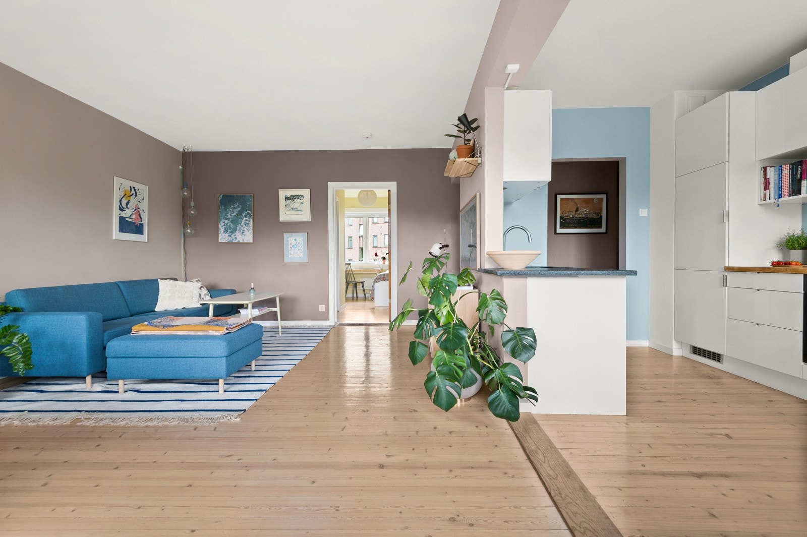 Lysinnslippet sammen med den gode takhøyden på ca. 2,59 meter bidrar til en god og luftig romfølelse. Galleribilde