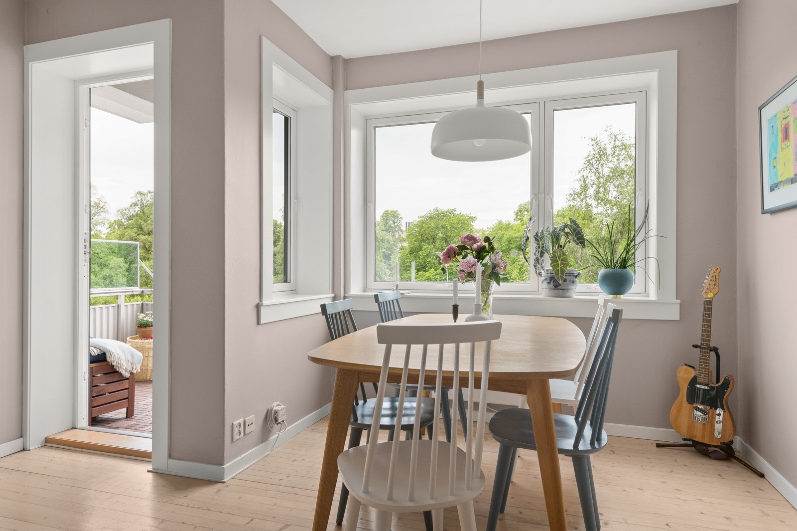 Stuen er romslig med god plass til både sofagruppe med salongbord, mediemøblement og et spisebord. Galleribilde