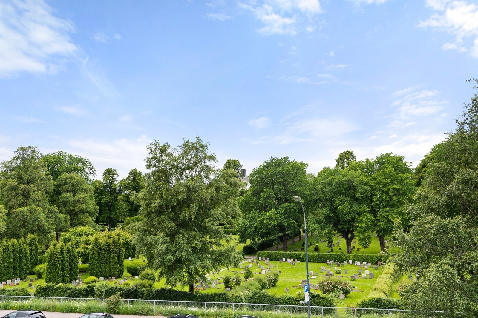 Her sitter du fritt, solrikt mot vest og med frodig utsyn! Galleribilde