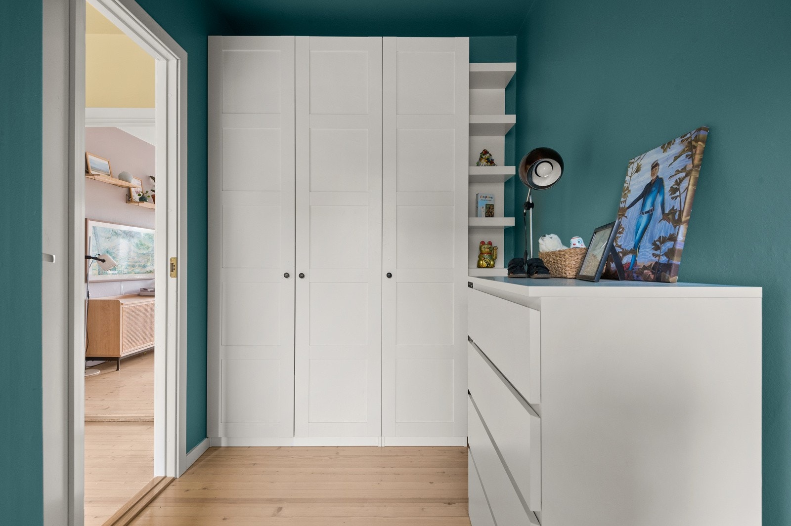 Veggen mellom soverom 2 og 3 er en lettvegg og kan enkelt rives dersom man heller ønsker seg et stort soverom. Galleribilde