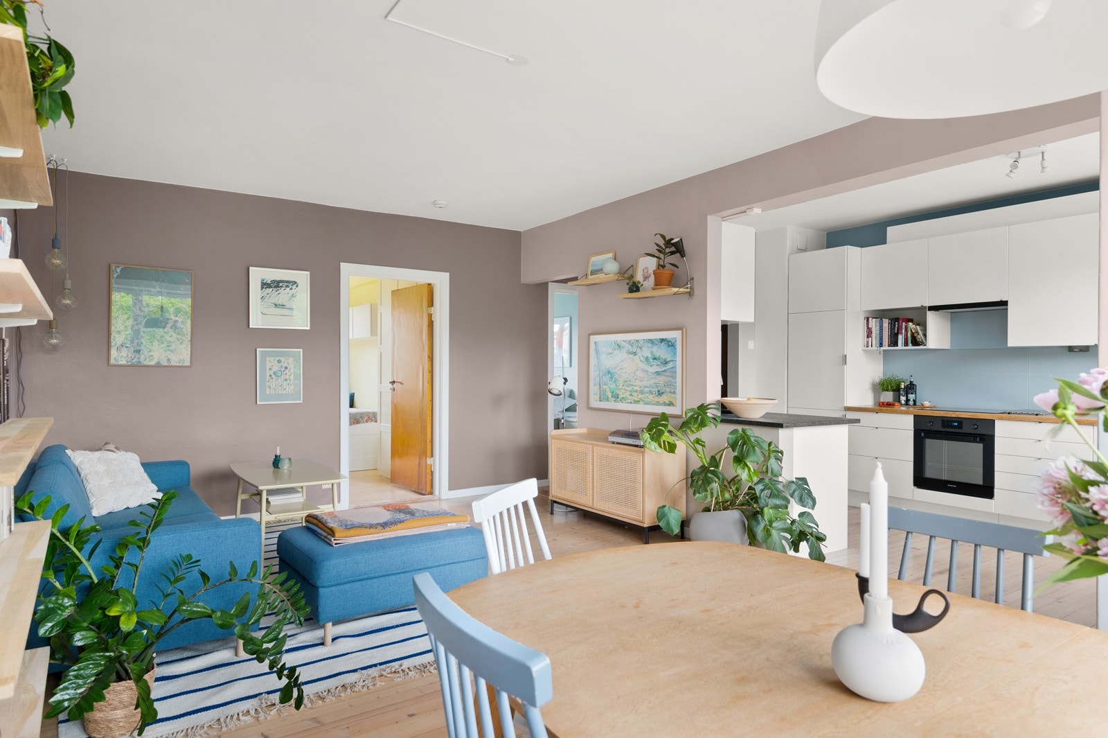 Kjøkkenet ligger i en fin delvis åpen løsning med stuen, adskilt og samtidig åpent og sosialt. Galleribilde