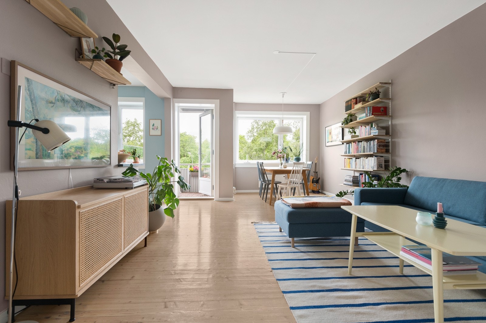 Leiligheten ligger i byggets 3. etasje, og har en god planløsning med et stort og sosialt oppholdsrom og tre soverom mot rolige fellesarealer. Galleribilde