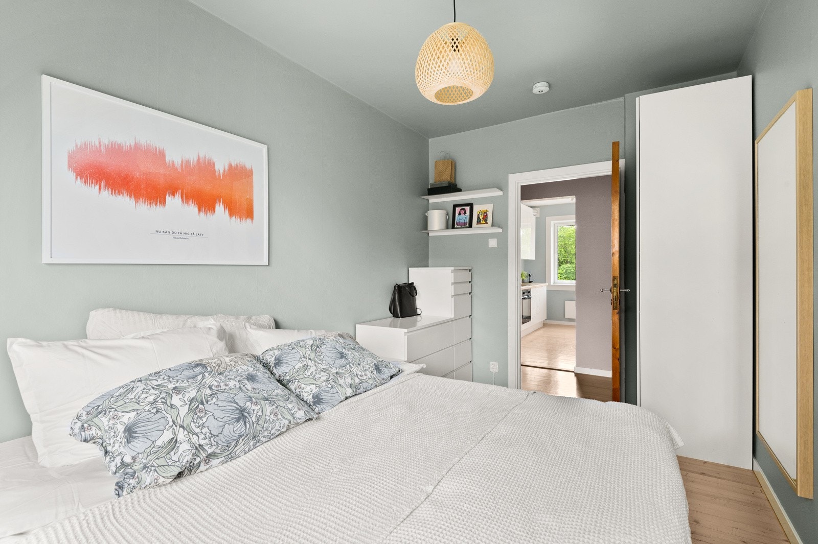 På soverommet har du plass til dobbeltseng med tilhørende nattbord og oppbevaringsplass i garderobeskap. Galleribilde