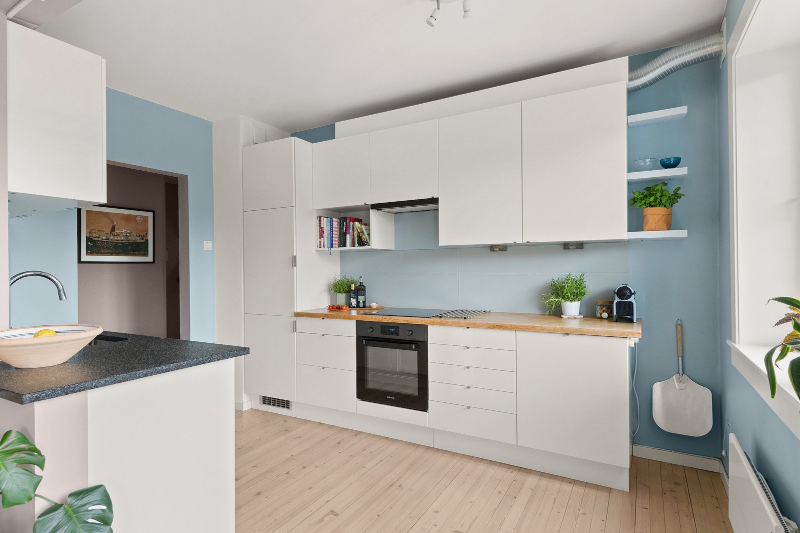 Også her har du lyse originale tregulv og glatte overflater malt i en fin lys blåfarge som står i kontrast til den lyse innredningen. Galleribilde