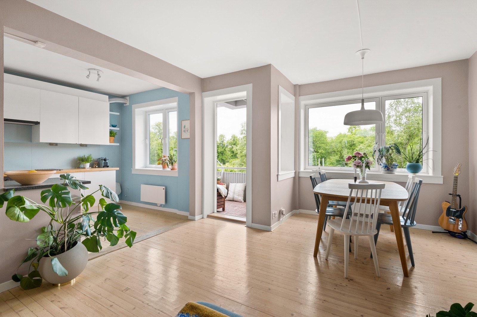 En lys og skikkelig fin 4-roms leilighet med god standard og solrik vestvendt balkong. Galleribilde