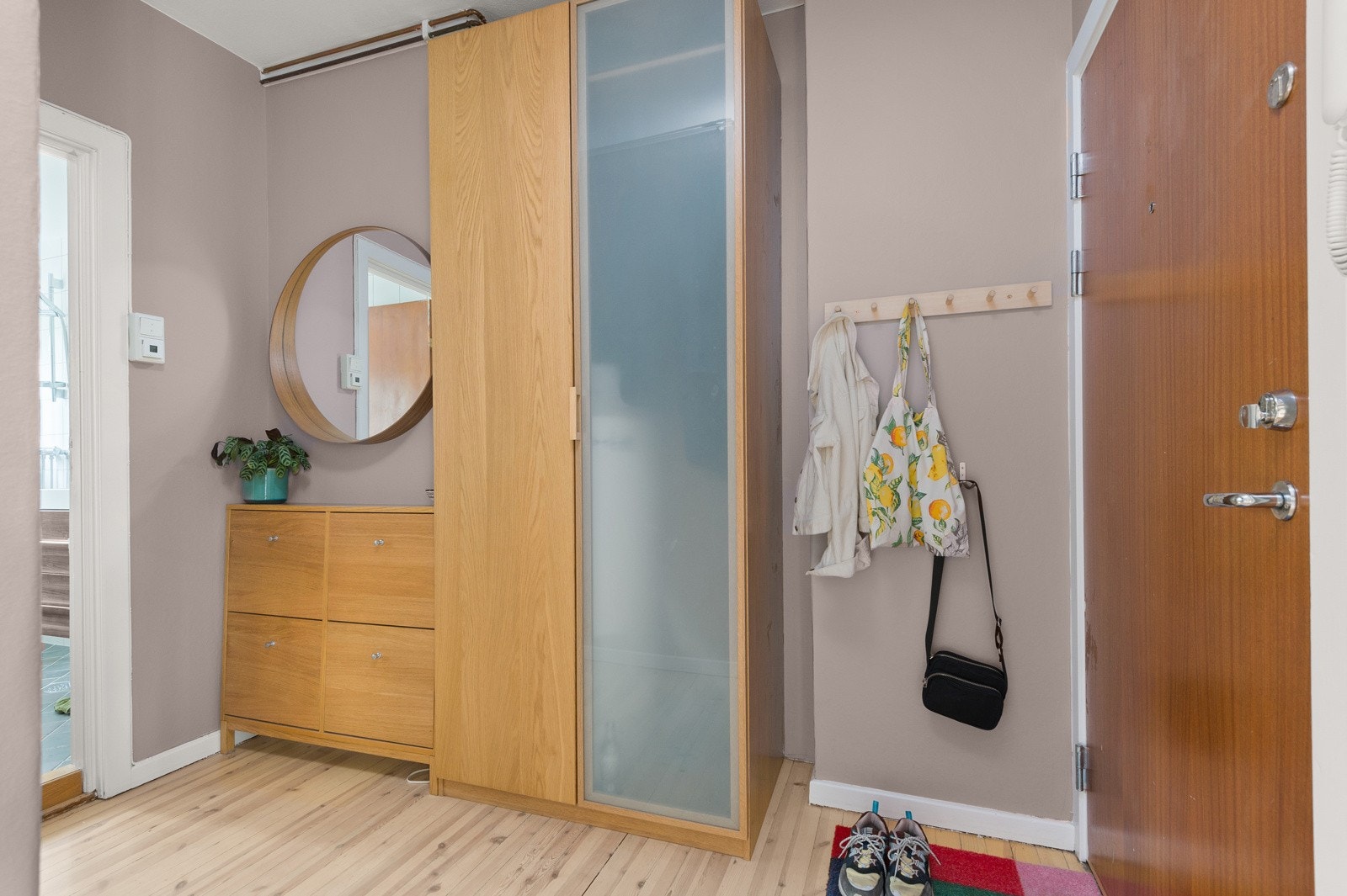 I entréen har du god plass til sko og yttertøy i garderobeskap, samt ytterligere plass i medfølgende skoskap og oppheng av yttertøy for gjester. Galleribilde