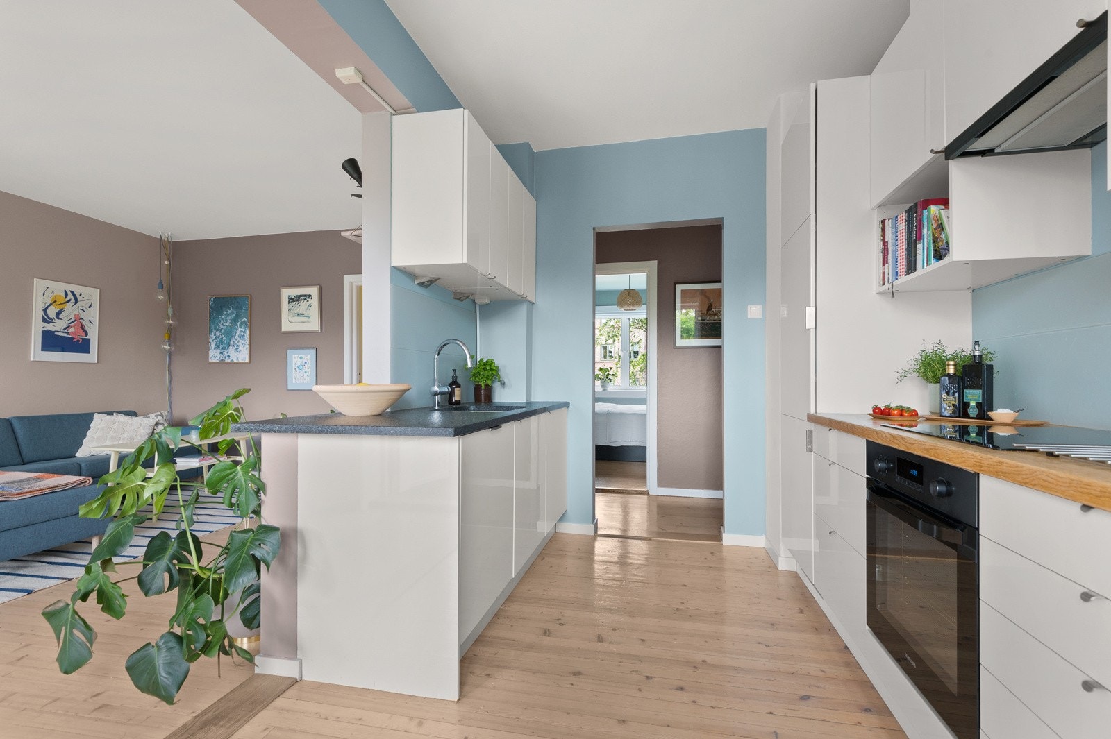 Et moderne og tidløst IKEA-kjøkken som var nytt i 2008. Du har god skap- og benkeplass i innredningen som har hvite glatte fronter og benkeplater av stein og tre. Galleribilde