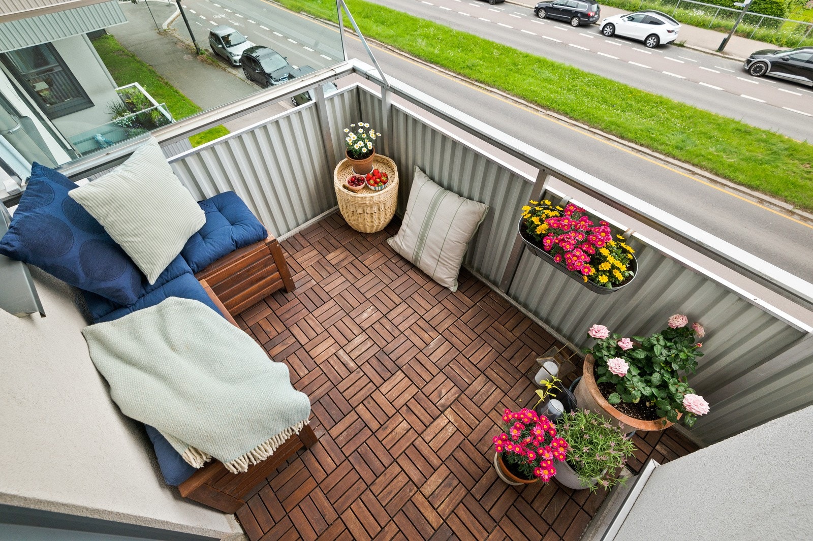 Balkongen er overbygget, har treheller på gulv og god plass til sittegruppe etter eget ønske og behov. Galleribilde