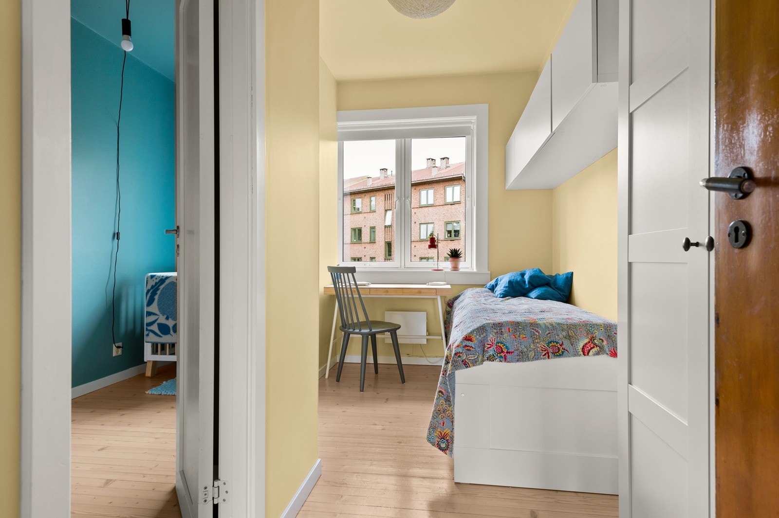 På soverommene har du plass til seng, kontorpult og god oppbevaringsplass i medfølgende garderobeskap. Galleribilde