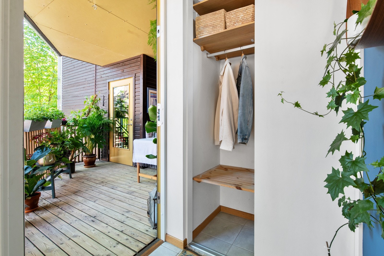 Når du kommer inn i boligen, er det første du møter en lys entré. Her er det plass til å sette fra seg sko og henge fra seg yttertøy. Galleribilde